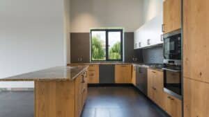 Moderne Nolte Küche mit Holzfronten und Granit-Arbeitsplatte